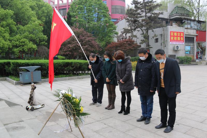 湘北汽運(yùn)黨支部主題黨日活動(dòng)，緬懷抗日英烈，祭掃墓地，敬獻(xiàn)花籃。